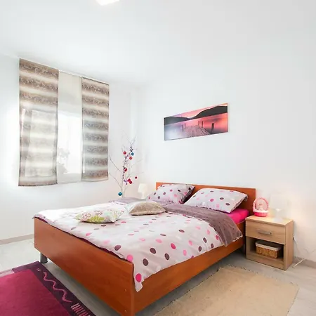 Mira Apartman