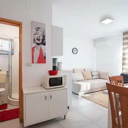 Mira Apartman